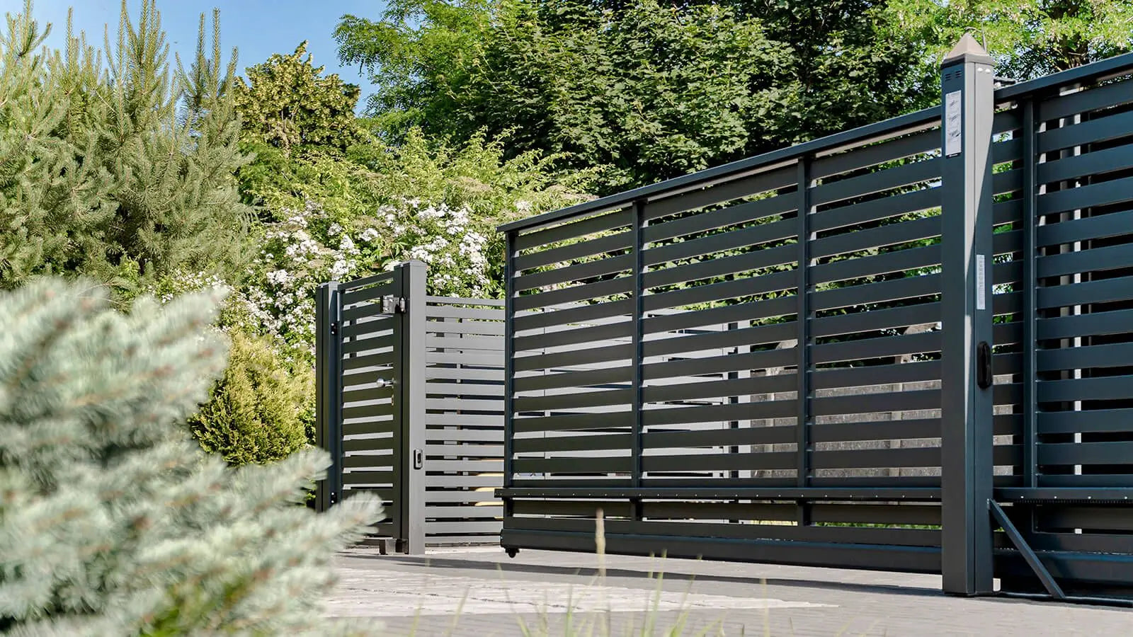 Moderner Zaun an einem gepflegten Grundstück