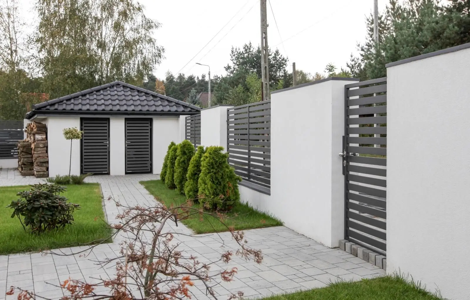 Horizontaler Gartenzaun entlang einer Rasenfläche