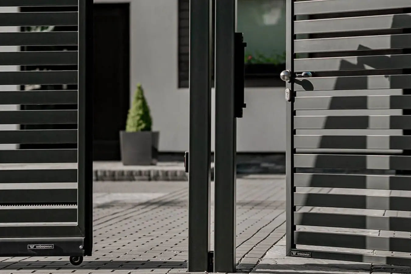 Moderner anthrazitfarbener Designzaun mit passenden Toren